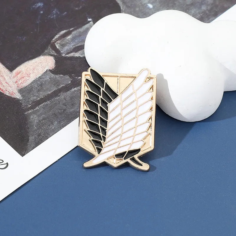 Broche inspirado em Attack on Titan.