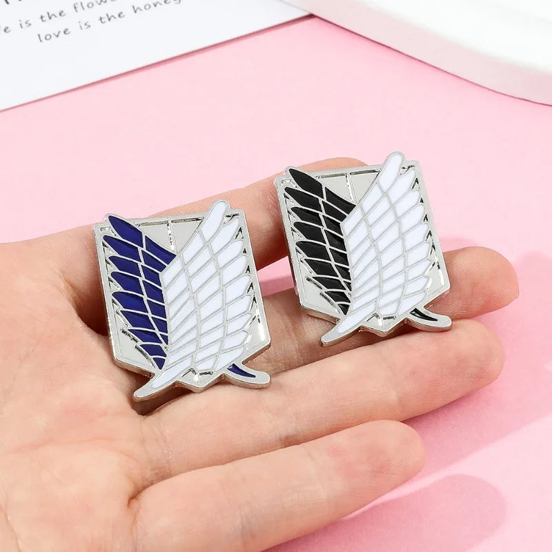 Broche inspirado em Attack on Titan.