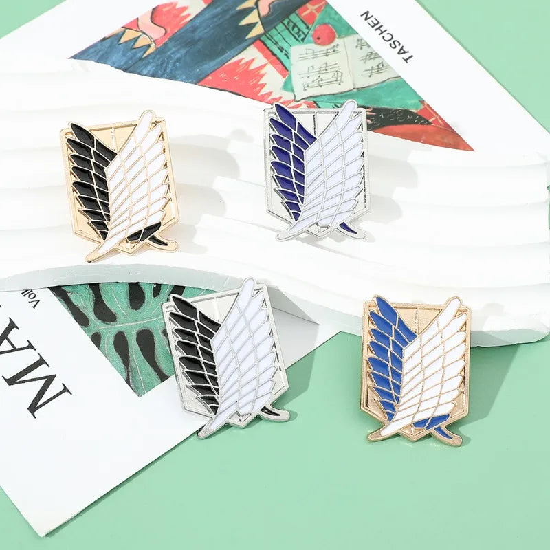 Broche inspirado em Attack on Titan.