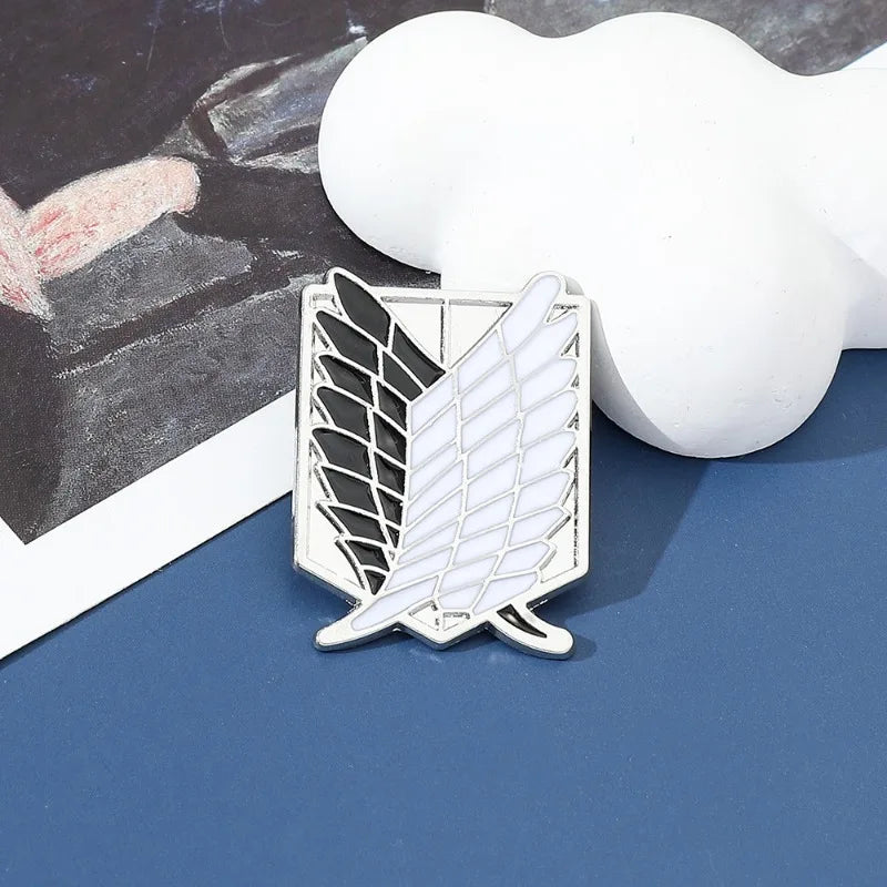 Broche inspirado em Attack on Titan.