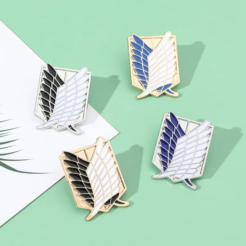 Broche inspirado em Attack on Titan.