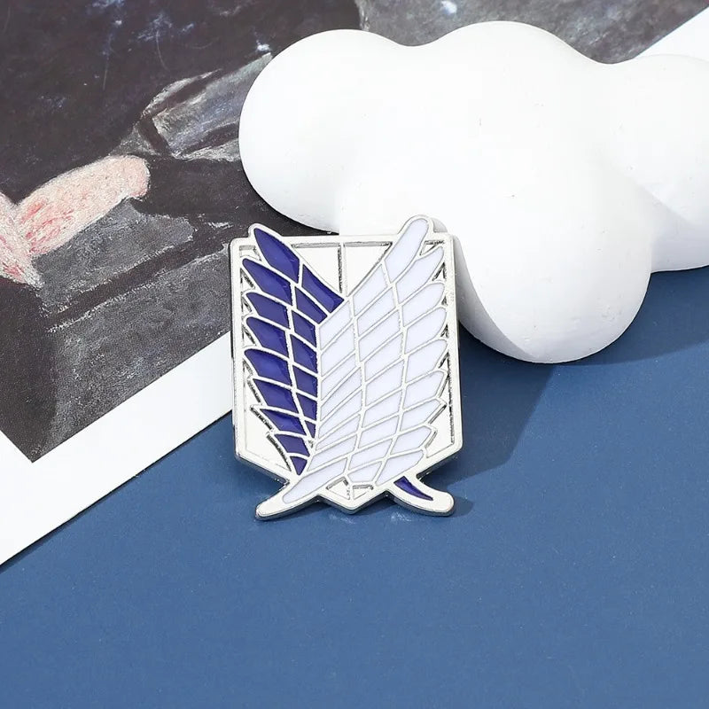 Broche inspirado em Attack on Titan.
