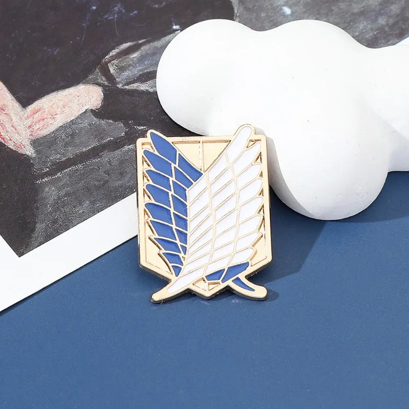 Broche inspirado em Attack on Titan.