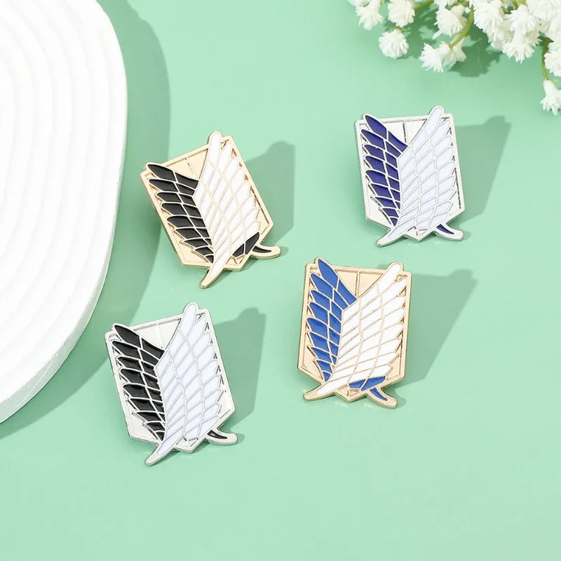 Broche inspirado em Attack on Titan.