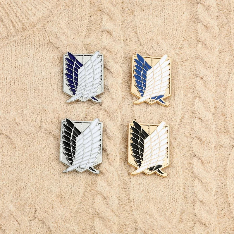 Broche inspirado em Attack on Titan.